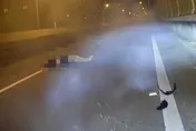 【影】驚悚！男騎重機飆台64線撞計程車　凌空飛起重摔亡　四輪的竟忘記做這事