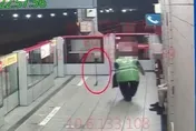 【影】這位工程師太扯了！捷運月台架腳架「裸」拍　阿姨路過「搖滾區」全直擊