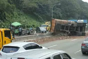 快訊/國3龍潭段爆5車連撞！大貨車翻覆「波及南下車道」　南北塞翻天