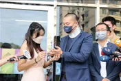 選舉選到登記結婚！楊植斗新娘曝光　蔣萬安太太竟帶鏟子趕到