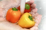 去皮水果不洗會吃進農藥！專家曝「4種易殘留農藥蔬果」正確清洗這麼做