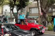 【影】車隊掃街巧遇黃珊珊拜票　王世堅高喊「我虧欠你」