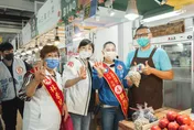蔣萬安牽手石舫亘北投市場拜票  攤商送花生預祝「好事發生」！