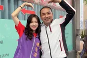 「最美里長候選人」陳紫渝、侯友宜比大愛心合照！服務不分黨派有共識