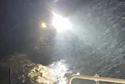 【影】最新救援畫面曝光！海軍運補艇沉沒料羅灣　海指部緊急出艇救援