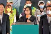 【影】直擊！只離舞台30公尺！　蔡、賴苗栗頭份造勢民眾怒撒傳單遭特勤架離