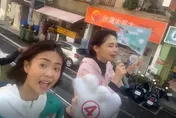 【影】正妹挺徐定禎「掃街狂搖43秒」　賴品妤籲踴躍投票