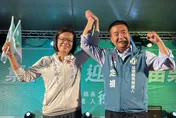 【影】拚了！選前之夜合體太太掃街　徐定禎籲：票投會贏的人