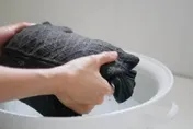 衣服穿10分鐘飄汗臭！網友曝「檸檬酸2步驟」：效果驚人