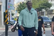 【影】捕獲野生「魔獸」！霍華德現身彰化市　合照來者不拒大展親和力