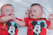 差點上當！子宮內發「假消息」雙胞胎妹救姐一命！