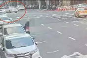 【影】北市男泥醉酒駕撞公車　警到場壓制上銬他失憶嗆「我有怎樣嗎？」