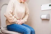 嫩妹如廁 「不敢接觸馬桶」卻泌尿道感染！醫嚇壞：膀胱都是細菌