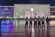 週末白紙運動後首個上班日　大陸多城加強部署警力維穩