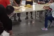 【影】離譜片！屏東開票爆爭議　快速唱票不亮票