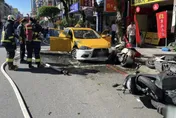 【影】小黃運將身體不適車輛暴衝　撞翻8機車冒濃煙