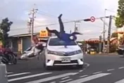【影】驚悚片曝光！小港高鳳路「嚴重車禍」　女騎士360度空中轉體再重摔