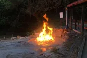 水火同源高雄版！新養女湖泥火山噴發奇景…網大讚「好帥」