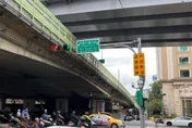 北市再增20處科技執法　12/1日起「闖紅燈、不讓行人」都會罰！