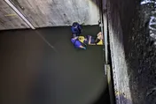 【影】為女友與母翻臉！桃園癡情男「跳2樓逃家」　慘墜4m溝渠險滅頂