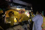 【影】國3南下394K遊覽車追撞大貨車！駕駛卡車頭…救援畫面曝光