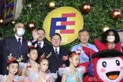 徐旭東點亮遠企耶誕樹　樂觀看待明年景氣避談政治直呼「太敏感」