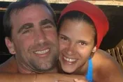 海邊度假淪死亡之旅！36歲女開心自拍　下秒遭巨浪捲走…尪一旁全目睹