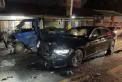 【影】撞擊瞬間曝！雲林貨車逆向對撞大7　駕駛噴飛車外神奇輕傷