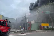 【影】板橋床墊工廠大火　濃煙烈火大量竄出　合計燃燒3間工廠無人受困