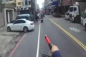 【影】台中男拒檢狂奔！正義哥出「腳」阻擋…助警順利逮人