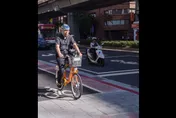 YouBike1.0掰掰！柯文哲6年前嫩照紀念　網友刷4字