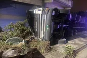 【影】高雄聯結車轉彎失控翻車　駕駛受困警消破窗救人