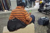年長阿伯爽玩小朋友遊戲！「以為低頭猛滑手機」…細看竟是七八年級生回憶殺