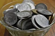 把胃當銀行？男腹痛狂吐　醫驚見「187枚硬幣」急剖腹取出