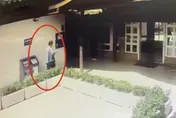 殯儀館廁所隔壁伸出一隻手　妙齡女活逮偷拍攝狼