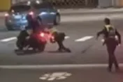 【影】狂徒拒檢狂催油門！制服警遭拖行多處擦傷　遭逮回竟扯「以為警察是仇家」