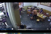 【影】還好有教！小朋友噎到臉漲紅求救　機警媽媽神救孩子一命！
