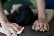 陽痿男潛入愛慕女家！手捆膠帶「起床履約啦」突軟進不去　他還辯：欠我一次