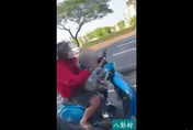 【影】超離譜！大人載小孩騎機車　催油門的竟是小孩