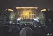 【影】校內爆疫情！傳武漢大學數百學生冒雨群聚　要求提前放寒假返鄉