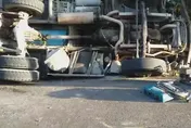 【影】台南預拌車失控撞山壁翻覆　駕駛受困頭破血流送醫
