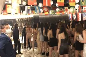 【影】美腿如林！北市中山警「區塊封鎖」臨檢　酒店小姐排排站