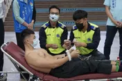 半裸男躺床秀肌肌！地方媽媽嗨炸「觸電感覺已出現」　正面照曝光你給幾分？