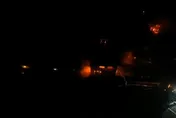 【影】台中鐵皮屋全面燃燒！面積達近百坪　費近1.5hr才控制火勢