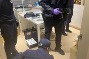 【影】「飛行草本」新種合成大麻竟標榜合法！警破獲製造工廠　國內首宗