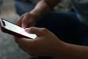 硬加少女LINE騷擾不成　巧遇竟強貼臉貼胸！噁男下場慘了