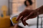 開心床戰到一半…男友驚喊套套不見！妹子12hrs後起床「瞬間傻了」