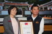 獲頒當選證書 鍾東錦：苗縣府人事全接收觀察3個月