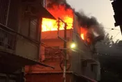 快訊/台南永康民宅大火！消防車趕火場不幸釀車禍　造成1機車騎士受傷送醫