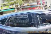 【影】婦人遭擄反鎖車內！見警狂拍窗求救…2男下場慘了
